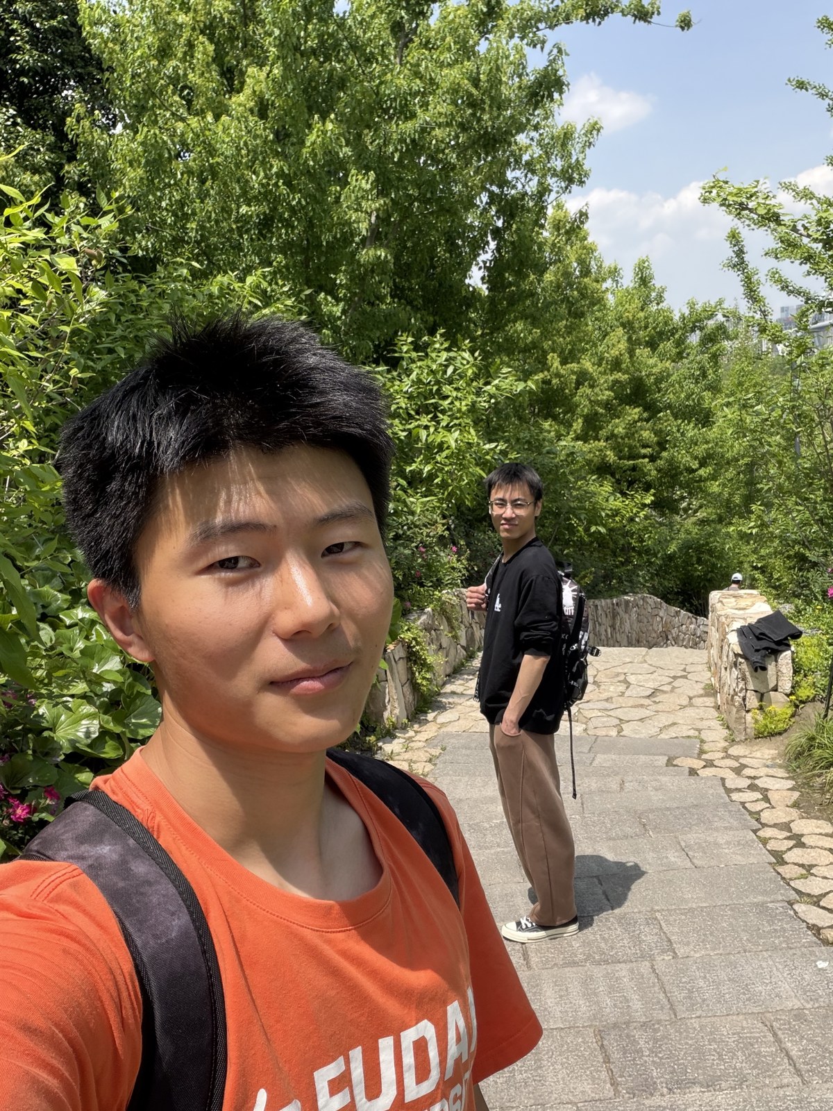 山间同行